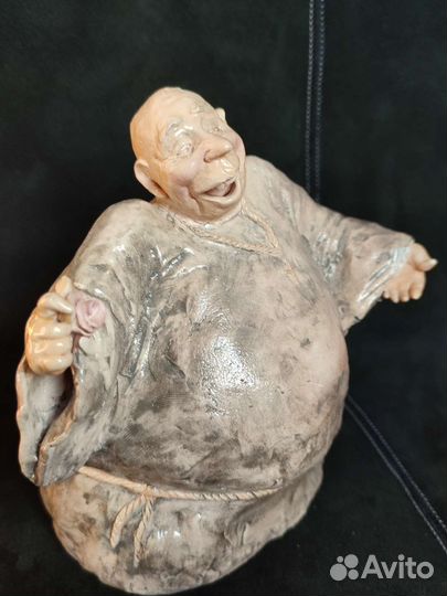 Влюблённый монах статуэтка