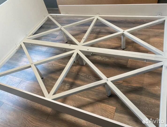 Парящие кровати в ассортименте