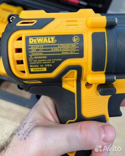 Шуруповерт dewalt ударный 26 v + биты и сверла