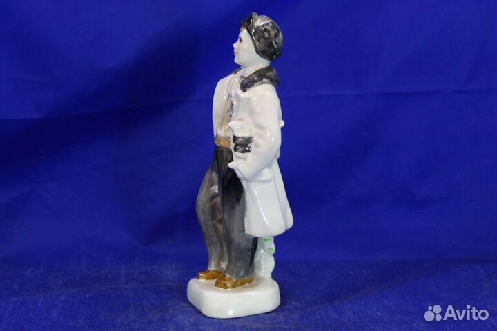Статуэтка фарфоровая Мальчик с коньками Паренек