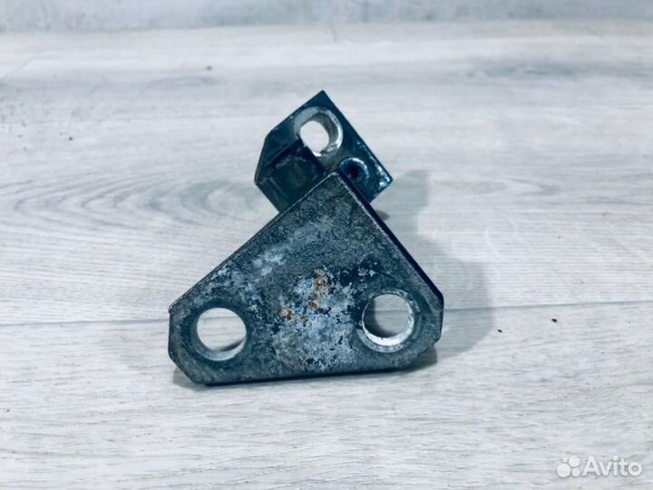 Петля двери передняя правая Renault Logan седан