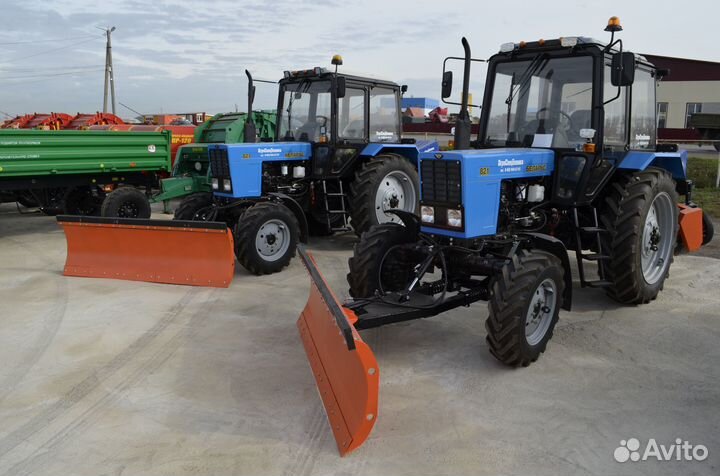 Трактор 82.1 коммунальный отвал и щетка с поливом