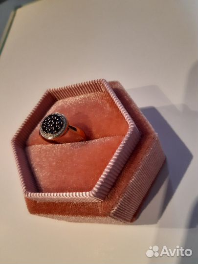 Золотое кольцо с сапфиром и бриллиантами