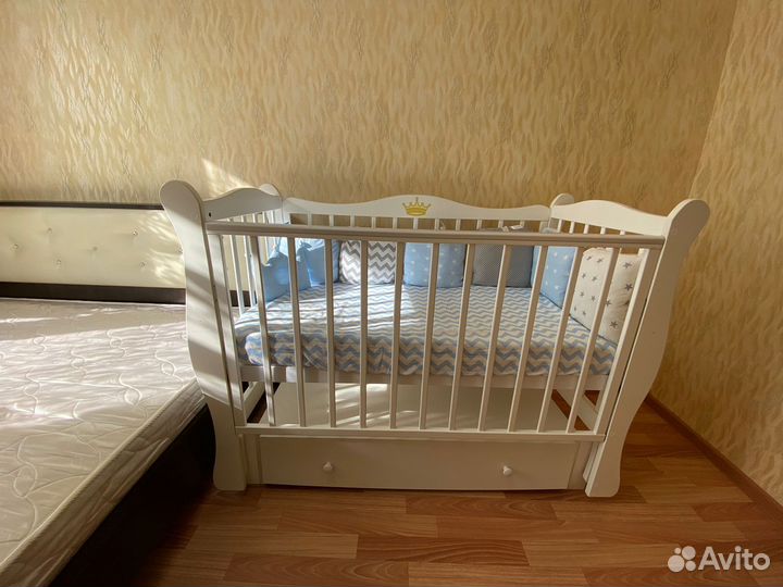 Детская кроватка с продольным маятником