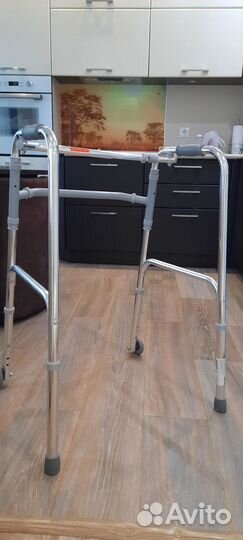 Ходунки шагающие, на колёсах, складные. Новые