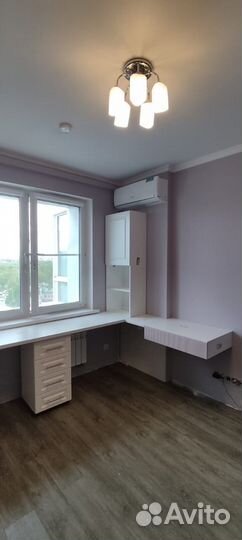 Рабочая зона у окна для фрилансера