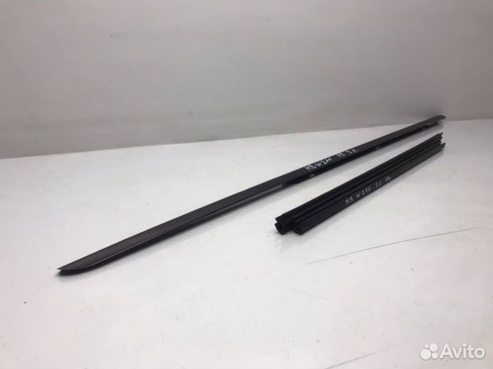 Молдинг на дверь задний правый Mercedes-Benz E