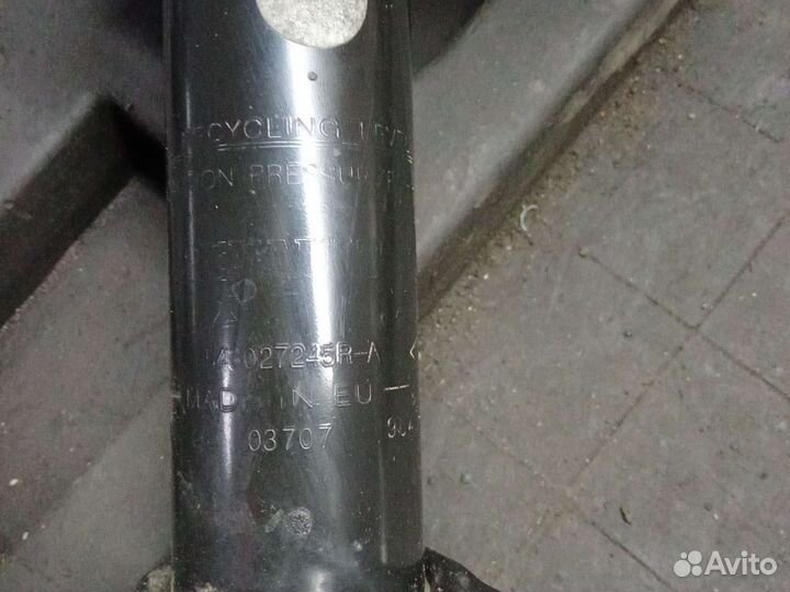 Амортизатор передний Рено Логан Рено сандеро