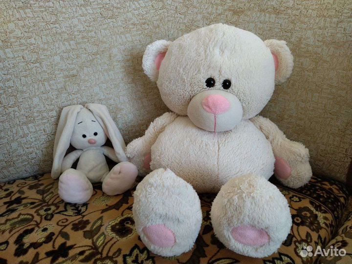 Плюшевый мишка большой и зайка