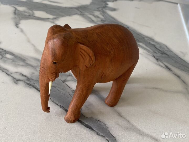 Деревянная статуэтка слон