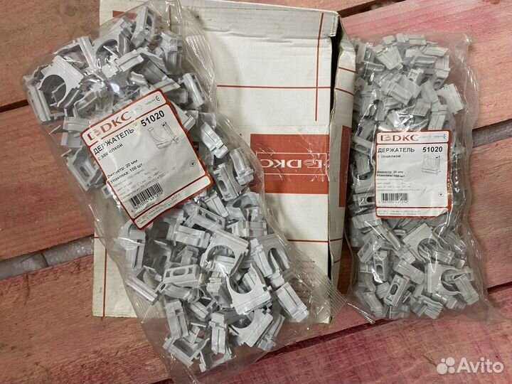 Клипса - держатель с защелкой