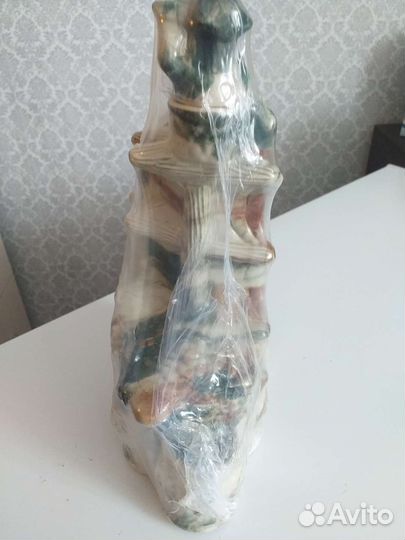 Статуэтка- бутылка с рюмками