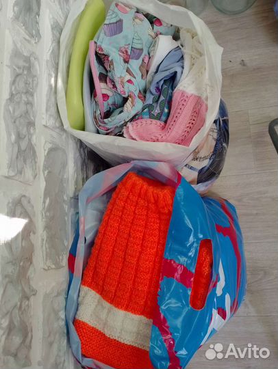 Прогулочная коляска и два пакета вещей