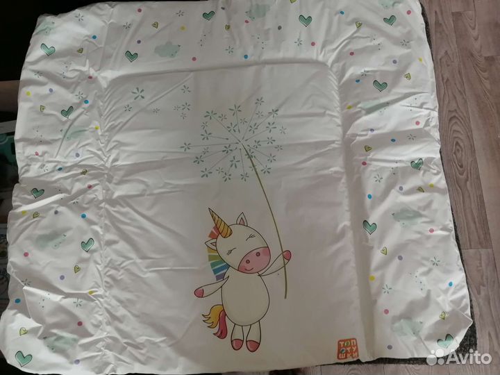 Пелёнки и игрушки для малышей