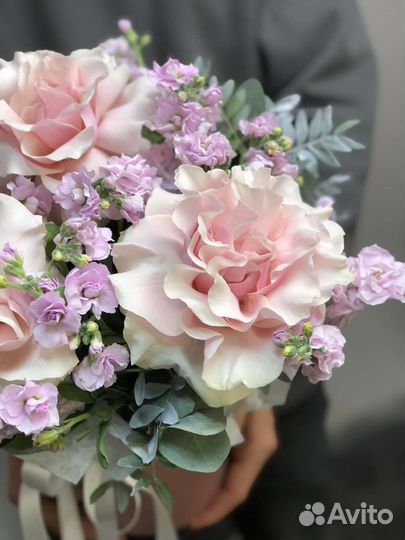 Букет с розами и маттиолой