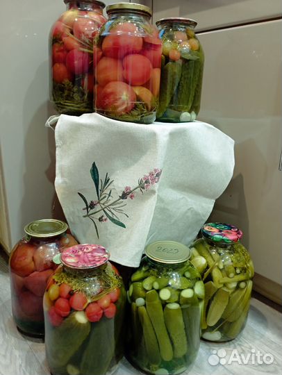 Соленые огурцы и помидоры