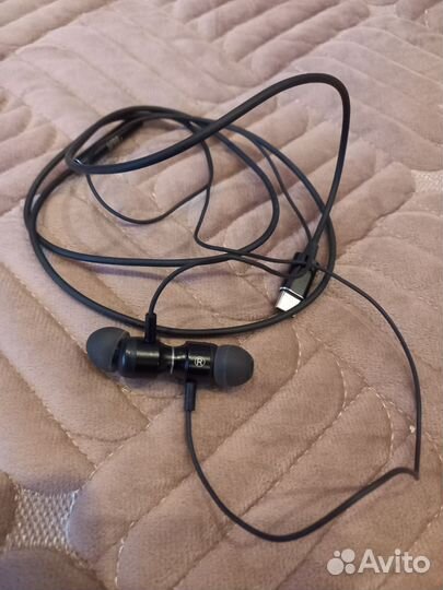 Проводные наушники
