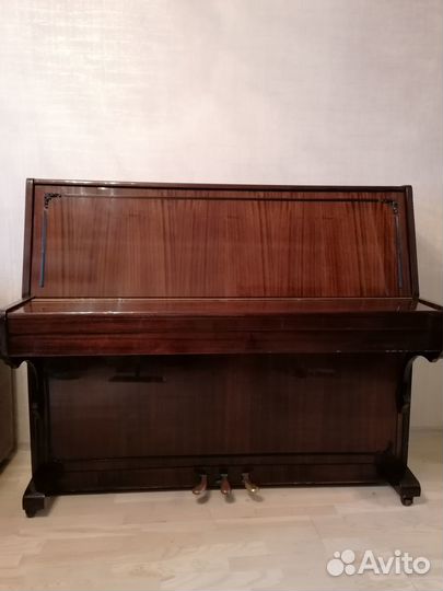 Продается пианино Лирика в отличном состоянии