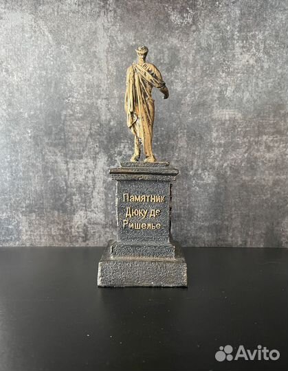 Сувенирные статуэтки и кружки