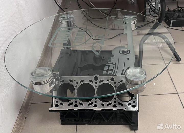 Стол из блока двигателя V8. С логотипом