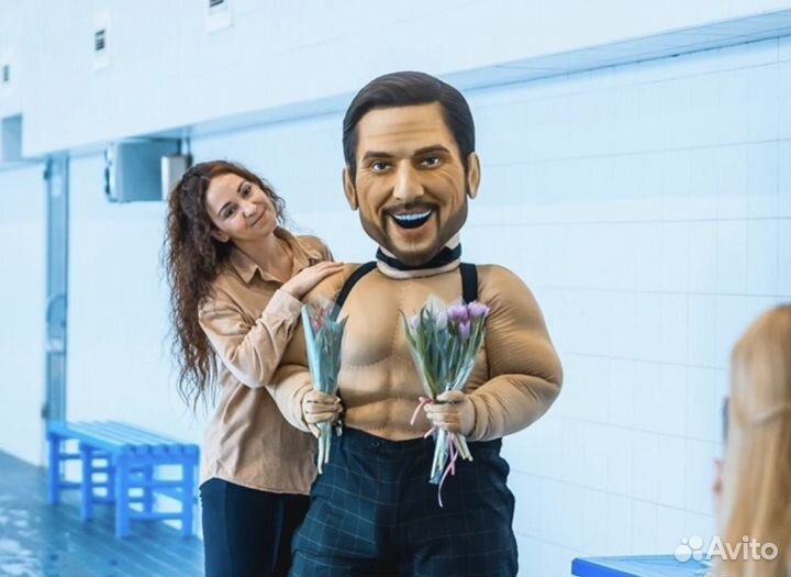 Ростовая кукла Пирожков и женщина негритянка