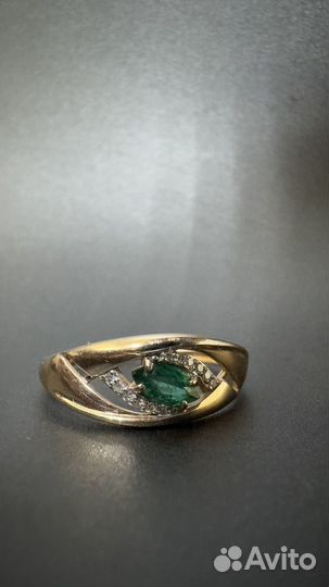 Золотое колечко с бриллиантами и изумрудом 585