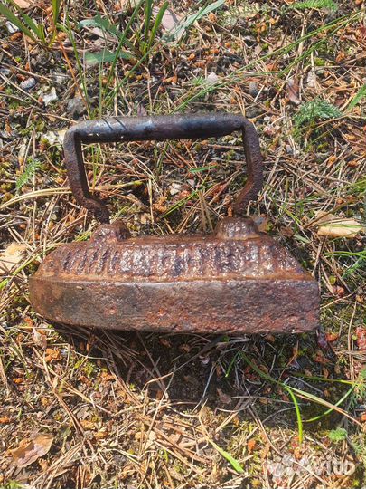 Старинный угольный утюг с клеймом