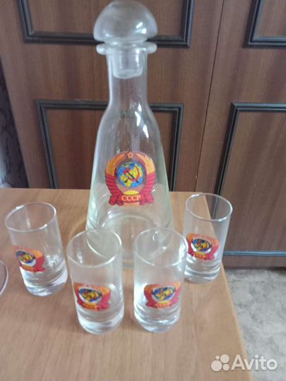 Графин и рюмки с символикой СССР