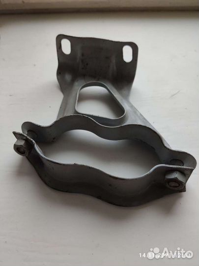 Кронштейн приемной трубы 2108-099,2113-15 (инжекто