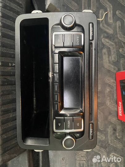 Штатная магнитолы с рамкой на Volkswagen поло