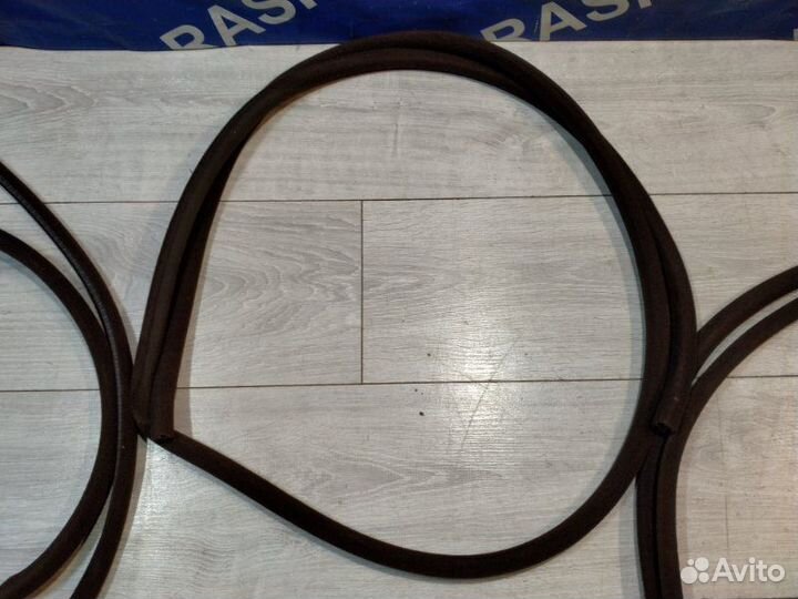 Уплотнитель дверного проема Toyota Mark Ii GX90