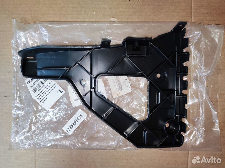 Кронштейн бампера переднего правый audi A6 05-11