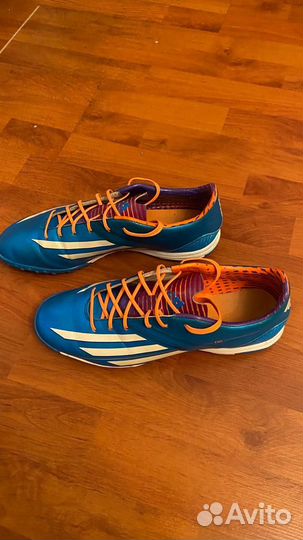 Футбольные бутсы adidas