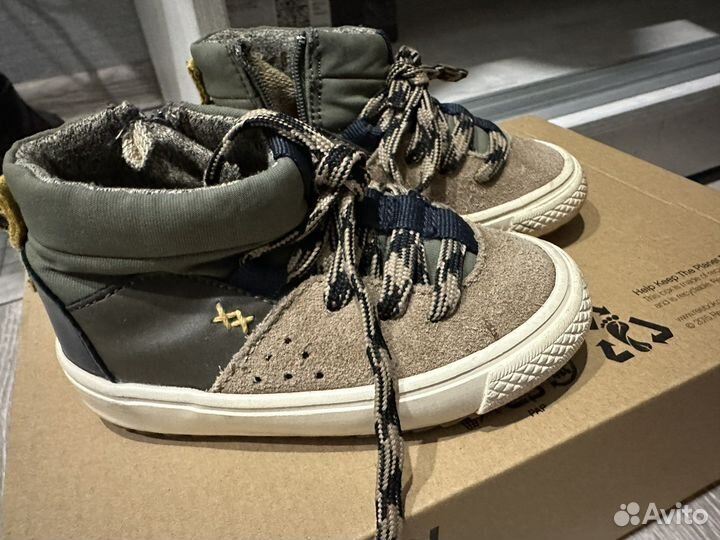 Кроссовки zara