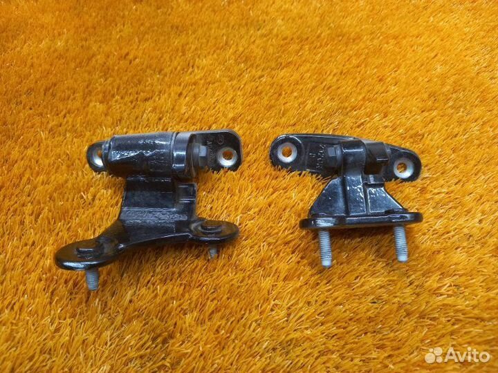 Петля двери задняя правая Mercedes-Benz E-Class