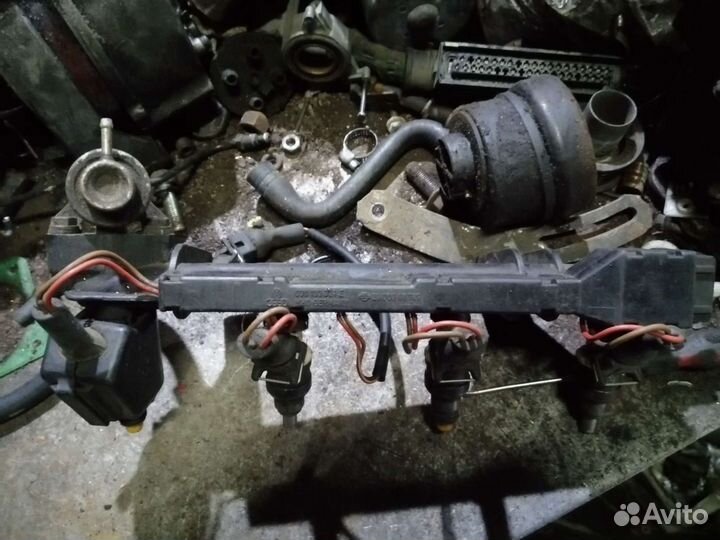 Топливная рампа в сборе с форсунками 030 133 321 E