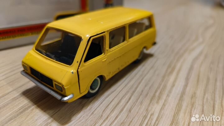 RAF-2203 A18 СССР 1/43 хром бампер, белое днище