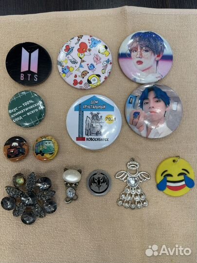 Значки, броши