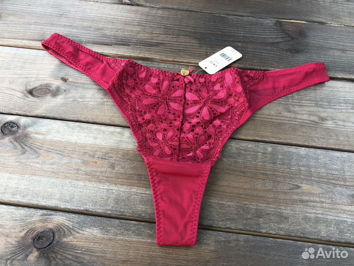 Малиновый стринги женские Boux Avenue