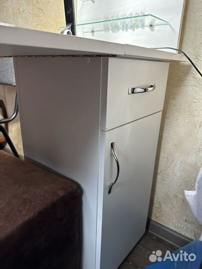 Маникюрный стол