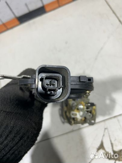 Замок двери передней правой