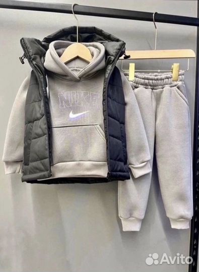 Костюм тройка