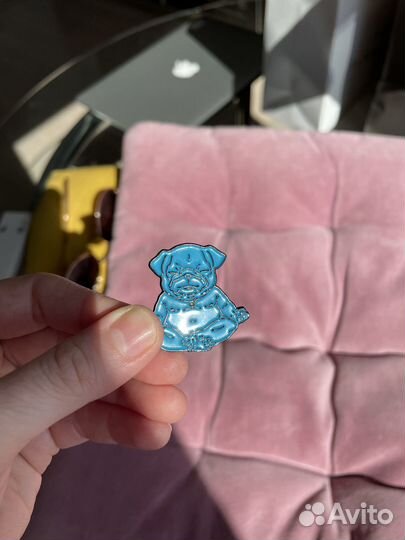 Значок мопс