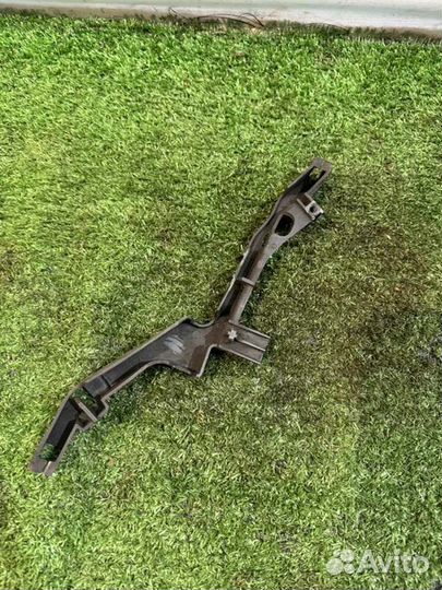 Защита тросика замка капота Toyota Crown Hybrid