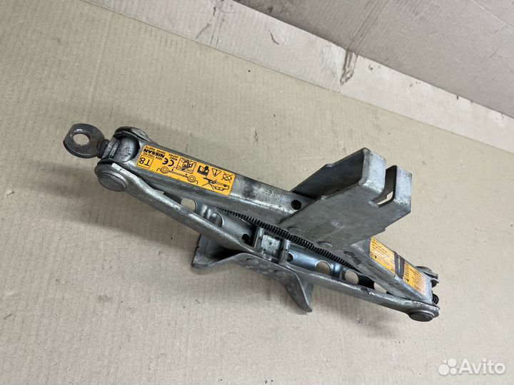 Домкрат с ключом и балонником Ниссан Икстрейл Т30