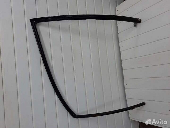 Передний левый уплотнитель стекло на Ниссан Альмер