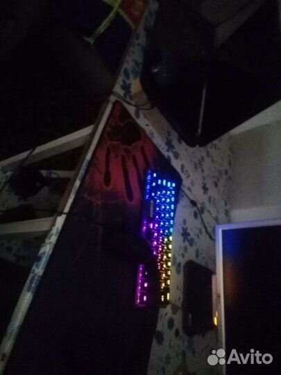 Игровой компьютер с монитором и клавиатурой