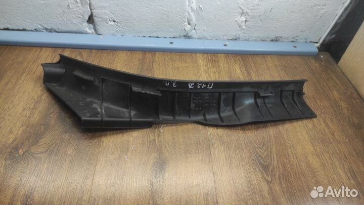 Накладка на порог салона задняя правая Nissan