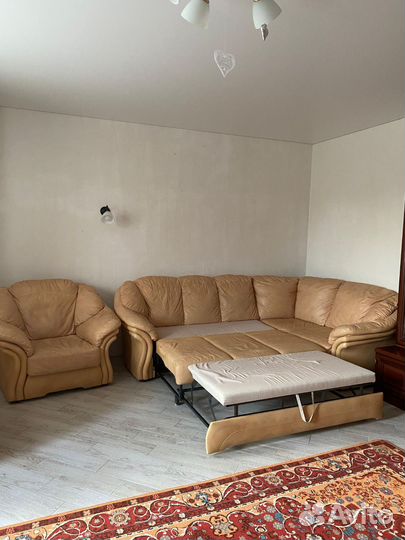 Кожаный диван угловой и кресло