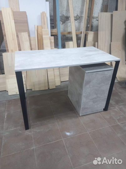 Письменный стол с тумбой